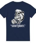 Arg polisgris med handfängsel och text "SNUTJÄVEL" på mörkblå t-shirt.
