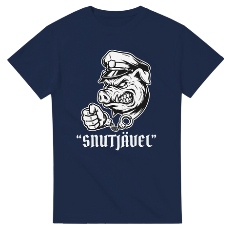 Arg polisgris med handfängsel och text "SNUTJÄVEL" på mörkblå t-shirt.