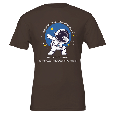 Dabbande astronaut i rymden, texten "Rebooting Civilisation Elon Musk Space Adventures" på brun t-shirt.