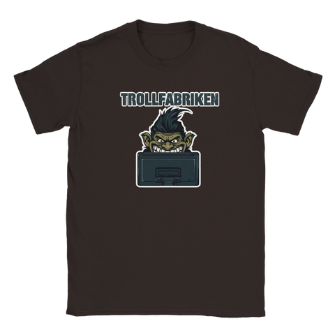 Tecknat troll med argt leende bakom datorskärm, text "TROLLFABRIKEN", på mörkbrun T-shirt.