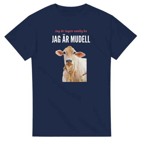 Humoristiskt komotiv med texten Jag är mudell på en marinblå t-shirt