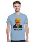 Muppknugen-tryck med gubbe i kostym, slips, glasögon, svensk flagga, på ljusblå t-shirt.