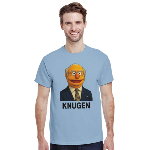 Muppknugen-tryck med gubbe i kostym, slips, glasögon, svensk flagga, på ljusblå t-shirt.