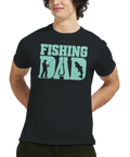 T-skjorte med teksten «Fishing Dad» med silhuetter av fisker, fiskestang og fisk.