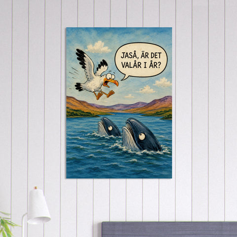 Inramad poster med roligt valmotiv hängande på en vit panelvägg