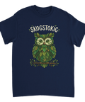 Grafisk illustration av en uggla uppbyggd av gröna löv på en marinblå t-shirt