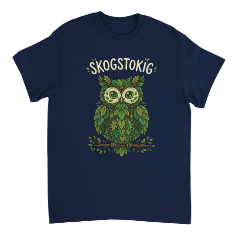 Grafisk illustration av en uggla uppbyggd av gröna löv på en marinblå t-shirt