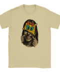 Provokativ t-shirt i beige med surrealistiskt motiv av ett påklistrat leende