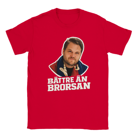 Porträtt av man med skägg och halsduk, text "BÄTTRE ÄN BRORSAN" på röd t-shirt.