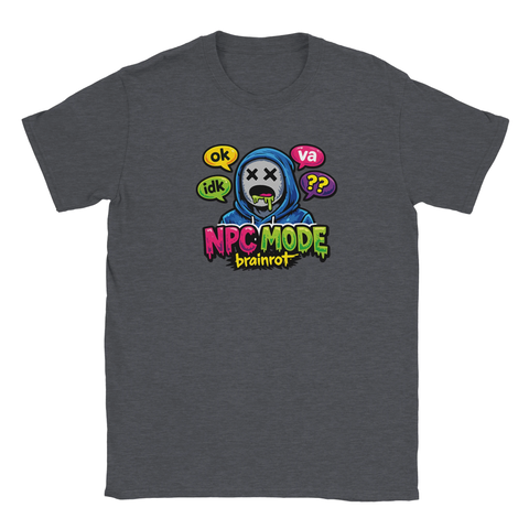 Brainrot NPC-figur i blå hoodie med pratbubblor, "NPC MODE brainrot" text i neonfärger på mörkgrå t-shirt.