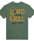 Lord of the Grill" text med grillspade på olivgrön t-shirt, humoristisk retrostil.