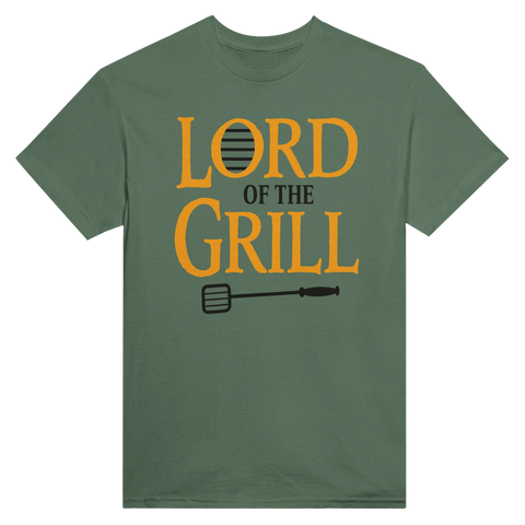 Lord of the Grill" text med grillspade på olivgrön t-shirt, humoristisk retrostil.