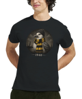 Man bär svart t-shirt med retro måsmotiv och årtalet 1940
