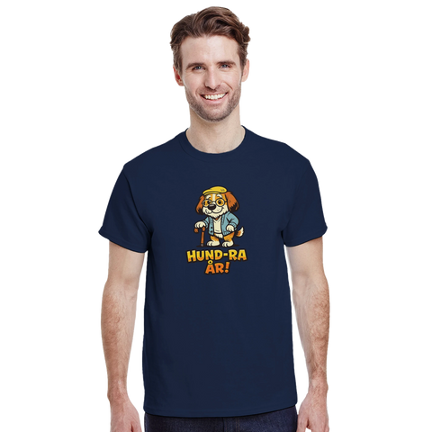 Tecknad hund med käpp, glasögon, keps och texten "HUND-RA ÅR!" på marinblå t-shirt.