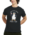Tecknad pingvin med vinglas och texten "DRICKER BARA PING-VIN" på svart t-shirt.