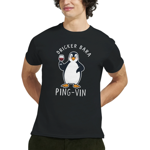 Tecknad pingvin med vinglas och texten "DRICKER BARA PING-VIN" på svart t-shirt.