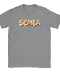 Semla-text i 3D-stil med grädde och mandelmassa på grå t-shirt.