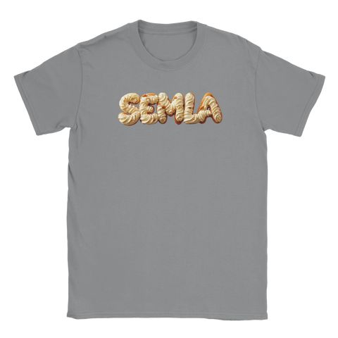 Semla-text i 3D-stil med grädde och mandelmassa på grå t-shirt.