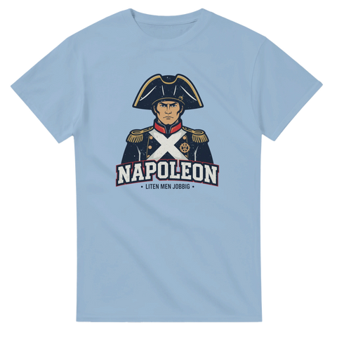 Napoleon-tryck med karikatyr av kejsaren och texten "LITEN MEN JOBBIG" på ljusblå t-shirt.