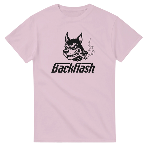 Streetwear-design med arg hund och Backflash logotyp – t-shirt med attityd