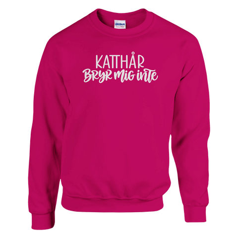 Cerise sweatshirt med texten ”Katthår – bryr mig inte”.