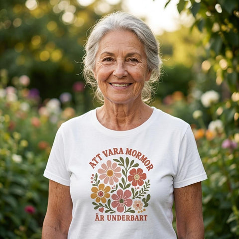 Leende kvinna i trädgård bärande en t-shirt med vintageinspirerat blomtryck