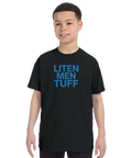 Blå text "LITEN MEN TUFF" på svart barn-t-shirt med rund hals.