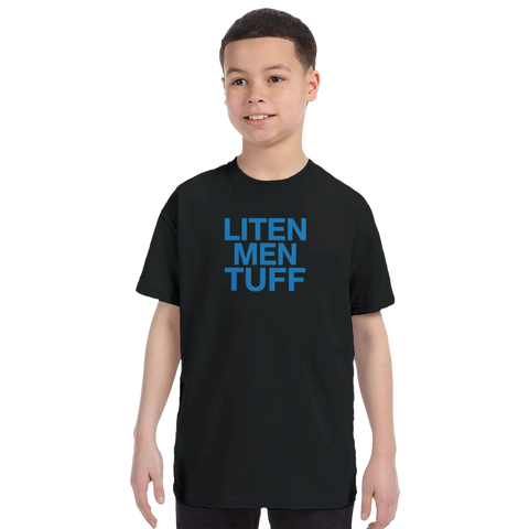 Blå text "LITEN MEN TUFF" på svart barn-t-shirt med rund hals.
