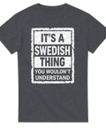 It's a Swedish Thing" texttryck i vit grunge-stil på mörkgrå t-shirt.