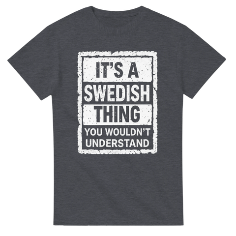 It's a Swedish Thing" texttryck i vit grunge-stil på mörkgrå t-shirt.