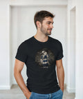 Man i svart t-shirt med motiv av en mås i sjömansstil