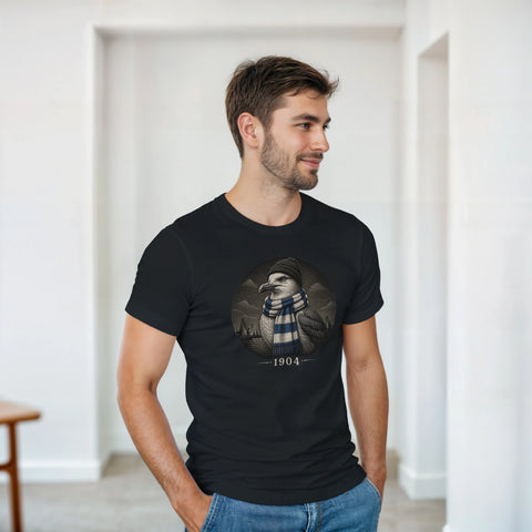 Man i svart t-shirt med motiv av en mås i sjömansstil