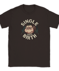 Mörkbrun t-shirt med en spetsig och satirisk karaktärsillustration i vintagestil