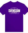 Lila t-shirt med texten Svensson – A Family of Originals