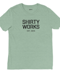 Minimalistisk t-shirt i melerad grön färg med grafisk textdesign