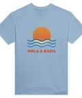 Tidlös semesterdesign med vågor och sol på ljusblå t-shirt