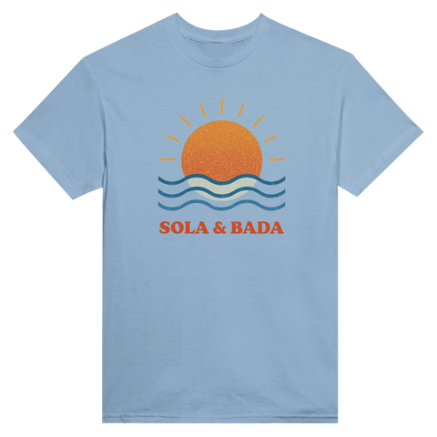 Tidlös semesterdesign med vågor och sol på ljusblå t-shirt