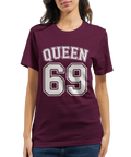 Vit "QUEEN 69" med dubbel kontur på vinröd t-shirt, sportig college-stil.