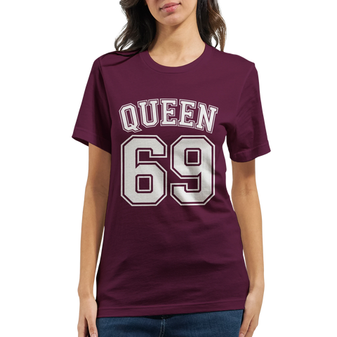 Vit "QUEEN 69" med dubbel kontur på vinröd t-shirt, sportig college-stil.