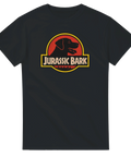 Jurassic Bark logga med svart hundprofil i röd cirkel, text "JURASSIC BARK" på svart t-shirt.