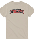 Beige t-shirt med texten Dags för en bensträckare i collegebokstäver.