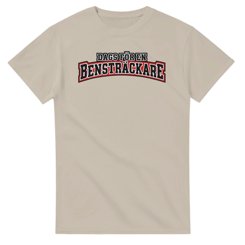 Beige t-shirt med texten Dags för en bensträckare i collegebokstäver.