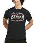 Man bär en t-shirt med texten Mannen myten legenden Bengan