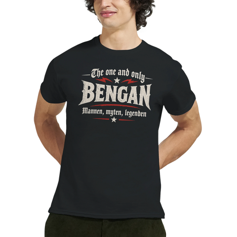 Man bär en t-shirt med texten Mannen myten legenden Bengan