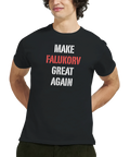 Man bär en humoristisk t-shirt med svenskt korv-citat och attityd
