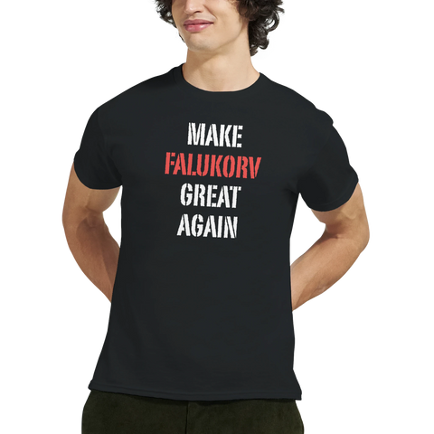 Man bär en humoristisk t-shirt med svenskt korv-citat och attityd