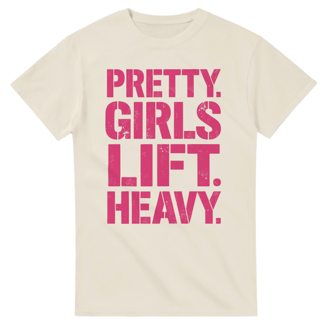 Pretty Girls Lift Heavy" text i rosa stencil-stil på krämvit t-shirt.