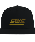Minimalistiskt Sverige-motiv med modern typografi på svart snapback keps