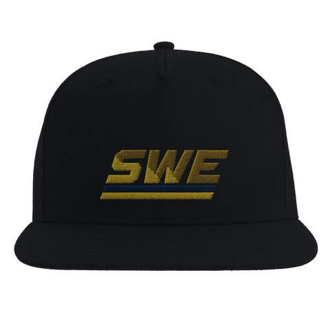 Minimalistiskt Sverige-motiv med modern typografi på svart snapback keps