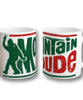 Vit kaffemugg med Mountain Dude logotyp och grön Bigfoot siluett